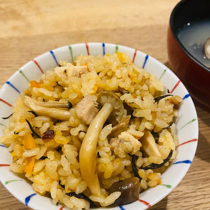 めんつゆでしめじと鶏モモ肉の炊き込みごはん